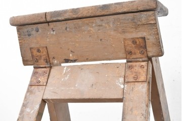 【簡易リペア限定品】　イギリスアンティーク　使い込まれた風合いとアルファベットの文字が味わい深い木製脚立　※ディスプレイ用　(R-091865)