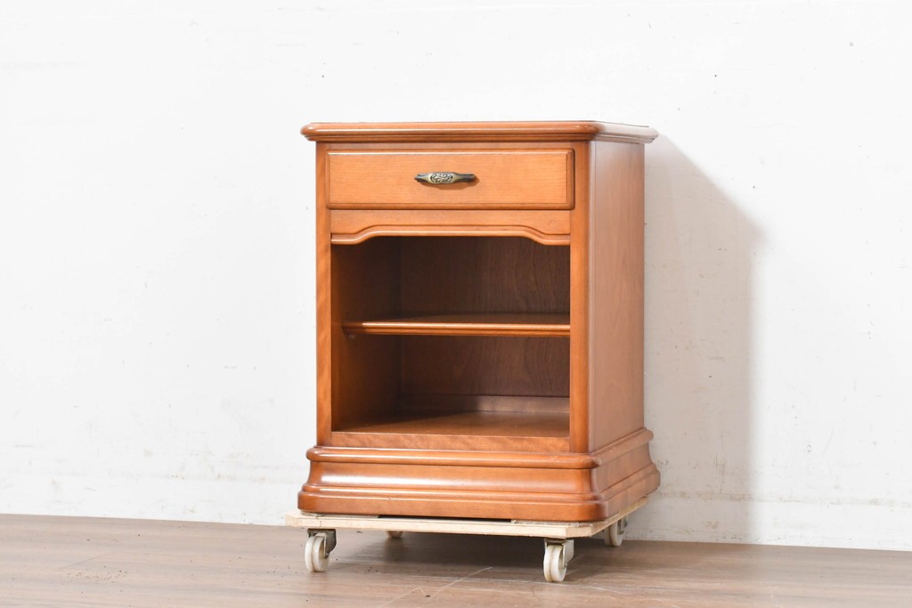 中古　美品　横浜クラシック家具　ダニエル(Daniel)　引き出しとオープン棚を備えたナイトテーブル　(R-091867)