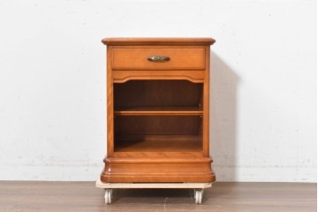 中古　美品　横浜クラシック家具　ダニエル(Daniel)　引き出しとオープン棚を備えたナイトテーブル　(R-091867)