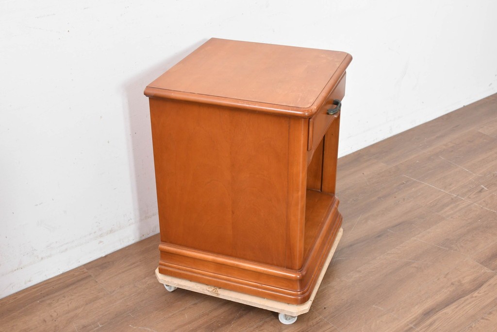 中古　美品　横浜クラシック家具　ダニエル(Daniel)　引き出しとオープン棚を備えたナイトテーブル　(R-091867)