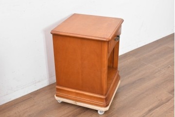中古　美品　横浜クラシック家具　ダニエル(Daniel)　引き出しとオープン棚を備えたナイトテーブル　(R-091867)