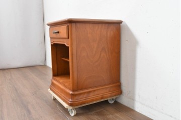中古　美品　横浜クラシック家具　ダニエル(Daniel)　引き出しとオープン棚を備えたナイトテーブル　(R-091867)