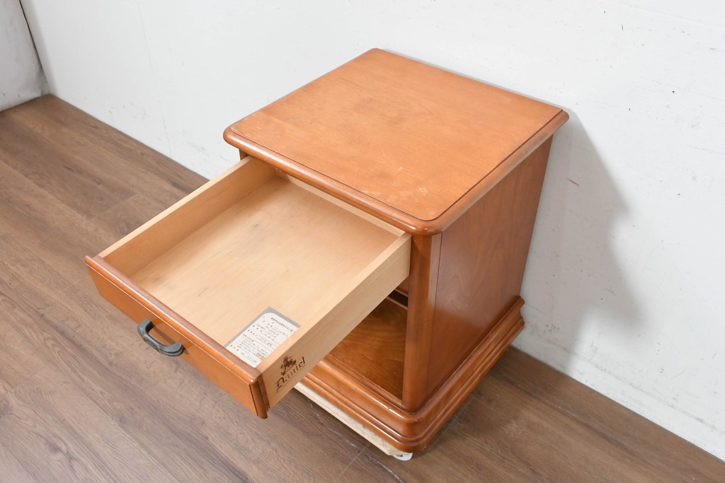 中古　美品　横浜クラシック家具　ダニエル(Daniel)　引き出しとオープン棚を備えたナイトテーブル　(R-091867)