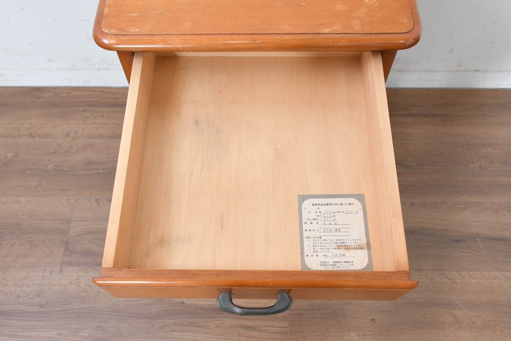 中古　美品　横浜クラシック家具　ダニエル(Daniel)　引き出しとオープン棚を備えたナイトテーブル　(R-091867)