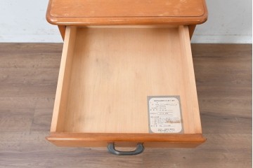 中古　美品　横浜クラシック家具　ダニエル(Daniel)　引き出しとオープン棚を備えたナイトテーブル　(R-091867)