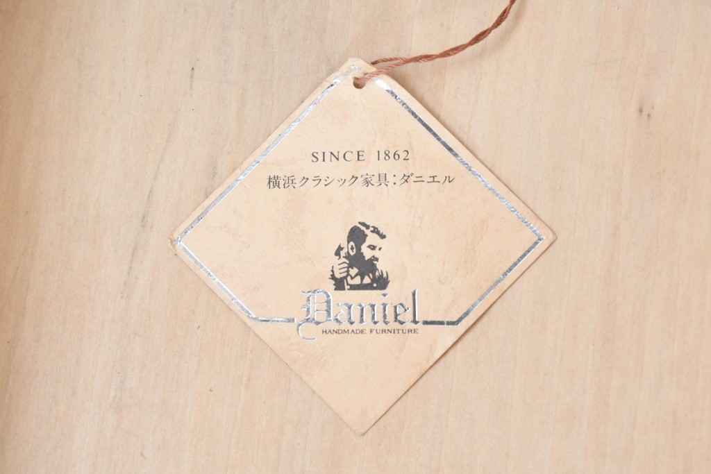 中古　美品　横浜クラシック家具　ダニエル(Daniel)　引き出しとオープン棚を備えたナイトテーブル　(R-091867)