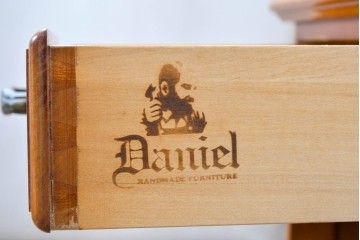 中古　美品　横浜クラシック家具　ダニエル(Daniel)　引き出しとオープン棚を備えたナイトテーブル　(R-091867)