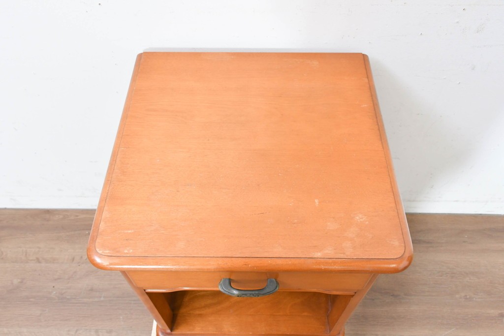 中古　美品　横浜クラシック家具　ダニエル(Daniel)　引き出しとオープン棚を備えたナイトテーブル　(R-091867)