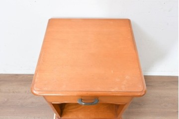 中古　美品　横浜クラシック家具　ダニエル(Daniel)　引き出しとオープン棚を備えたナイトテーブル　(R-091867)