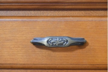 中古　美品　横浜クラシック家具　ダニエル(Daniel)　引き出しとオープン棚を備えたナイトテーブル　(R-091867)