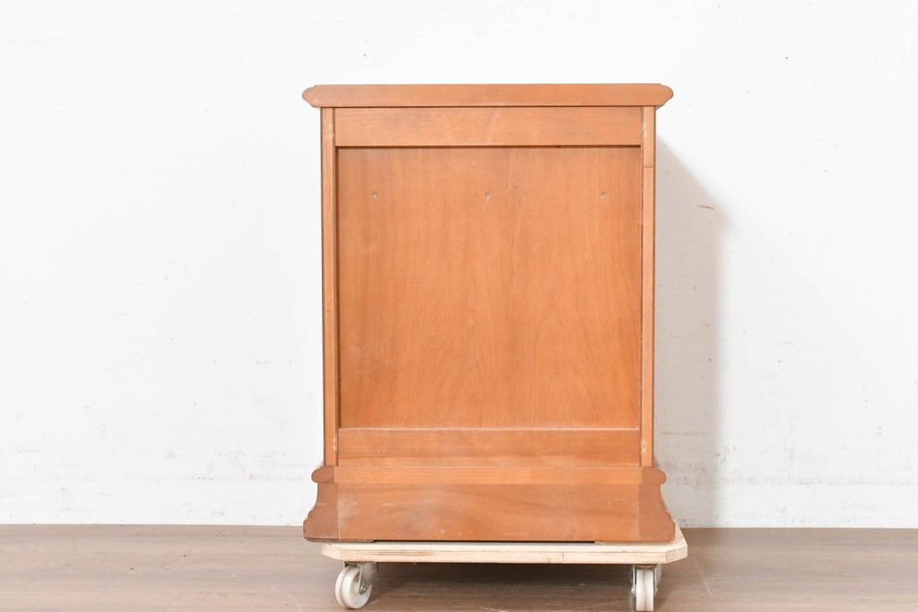 中古　美品　横浜クラシック家具　ダニエル(Daniel)　引き出しとオープン棚を備えたナイトテーブル　(R-091867)