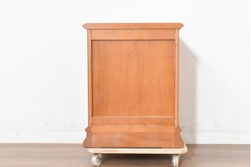 中古　美品　横浜クラシック家具　ダニエル(Daniel)　引き出しとオープン棚を備えたナイトテーブル　(R-091867)