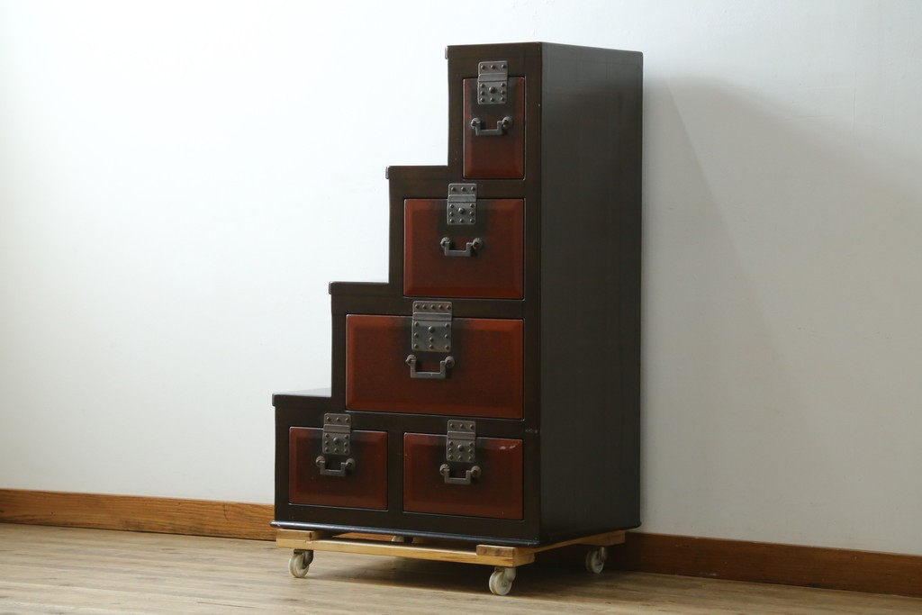 中古　美品　職人手作り　希少な廃番品!　民芸城山　深みのある朱色と濃茶色のコントラストが美しい一閑張りの階段箪笥　(R-091883)