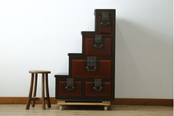 中古　美品　職人手作り　希少な廃番品!　民芸城山　深みのある朱色と濃茶色のコントラストが美しい一閑張りの階段箪笥　(R-091883)