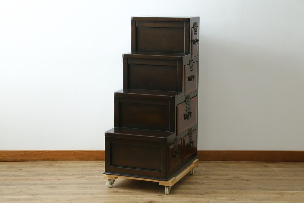 中古　美品　職人手作り　希少な廃番品!　民芸城山　深みのある朱色と濃茶色のコントラストが美しい一閑張りの階段箪笥　(R-091883)