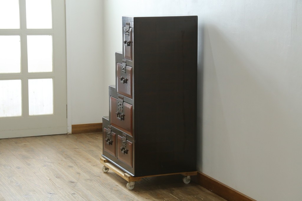 中古　美品　職人手作り　希少な廃番品!　民芸城山　深みのある朱色と濃茶色のコントラストが美しい一閑張りの階段箪笥　(R-091883)