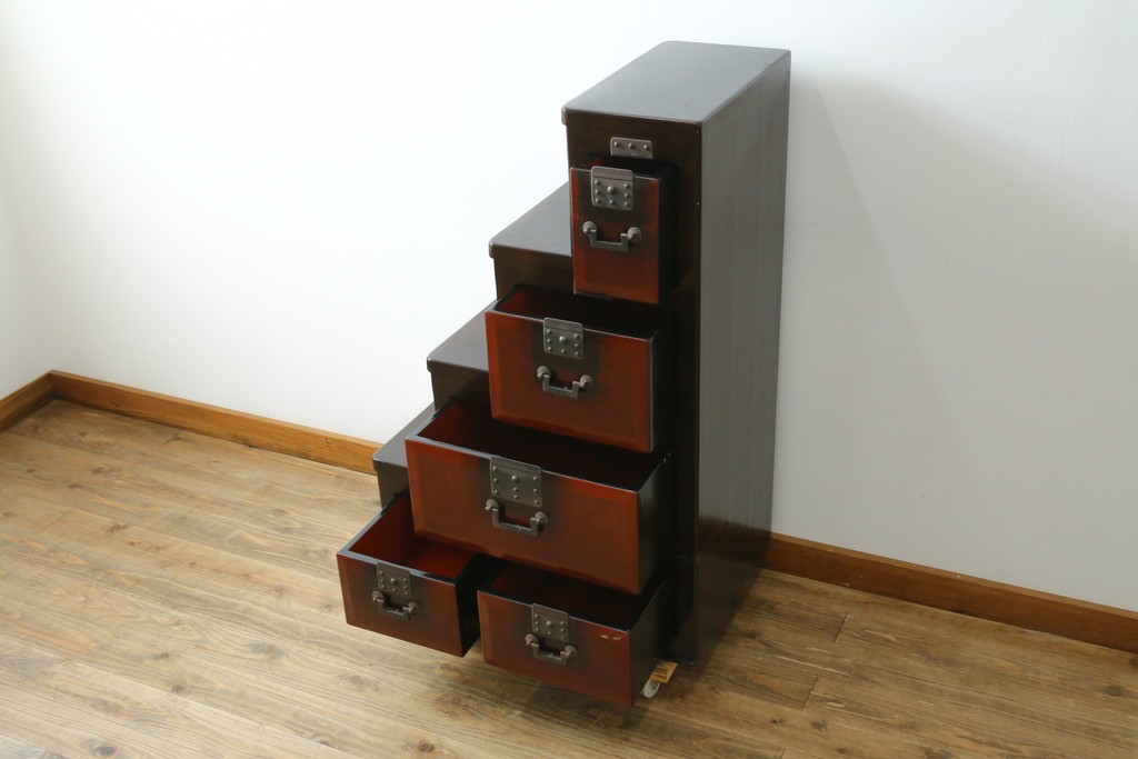 中古　美品　職人手作り　希少な廃番品!　民芸城山　深みのある朱色と濃茶色のコントラストが美しい一閑張りの階段箪笥　(R-091883)