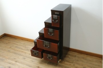 中古　美品　職人手作り　希少な廃番品!　民芸城山　深みのある朱色と濃茶色のコントラストが美しい一閑張りの階段箪笥　(R-091883)