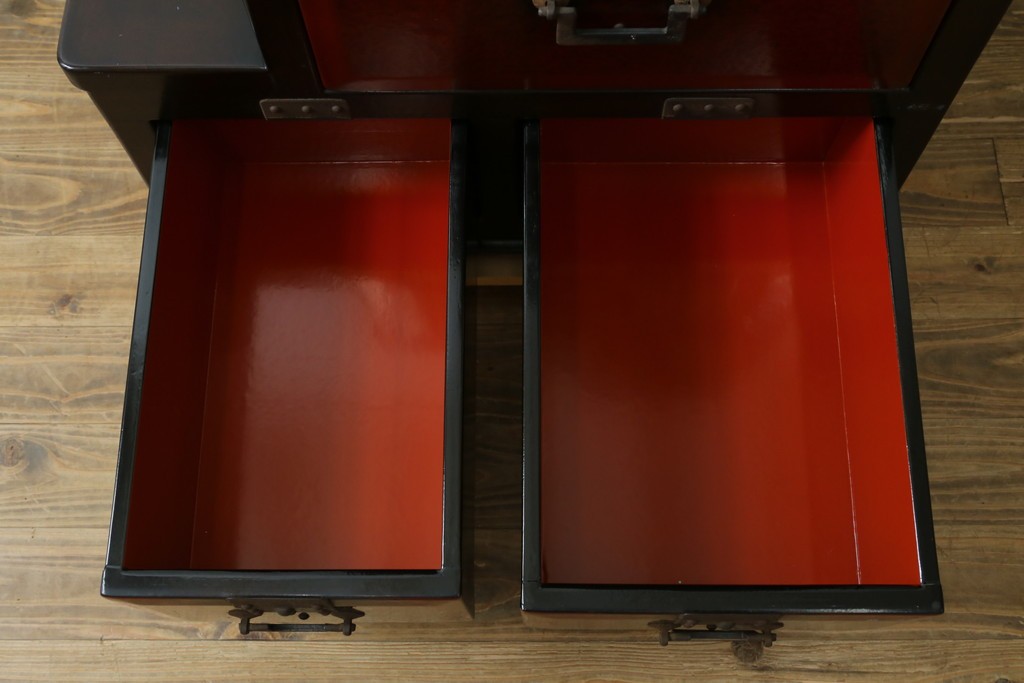 中古　美品　職人手作り　希少な廃番品!　民芸城山　深みのある朱色と濃茶色のコントラストが美しい一閑張りの階段箪笥　(R-091883)