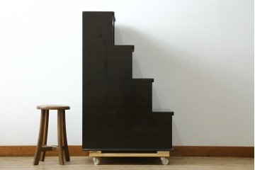 中古　美品　職人手作り　希少な廃番品!　民芸城山　深みのある朱色と濃茶色のコントラストが美しい一閑張りの階段箪笥　(R-091883)