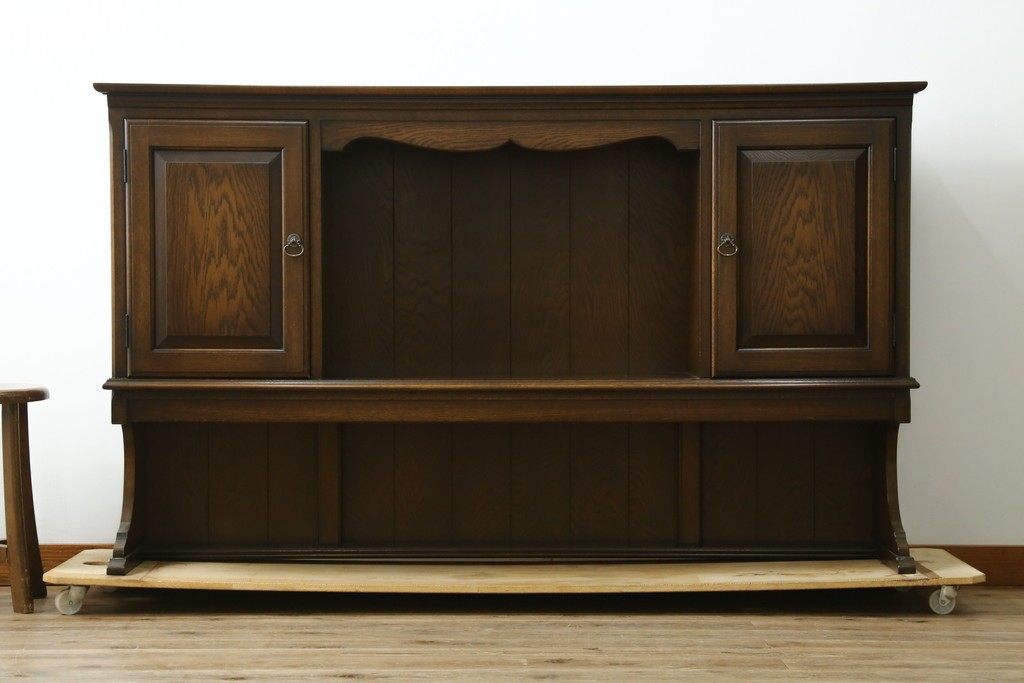中古　横浜クラシック家具　ノックオンウッド(knockonwood)　ナラ材　両開きの収納扉と飾り棚を備えたウォールキャビネット　(R-091885)