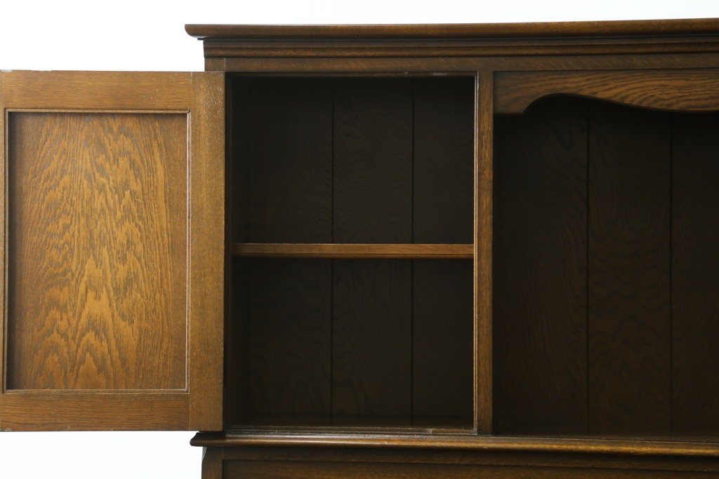 中古　横浜クラシック家具　ノックオンウッド(knockonwood)　ナラ材　両開きの収納扉と飾り棚を備えたウォールキャビネット　(R-091885)