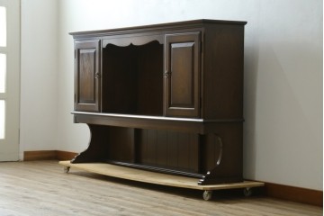 中古　横浜クラシック家具　ノックオンウッド(knockonwood)　ナラ材　両開きの収納扉と飾り棚を備えたウォールキャビネット　(R-091885)