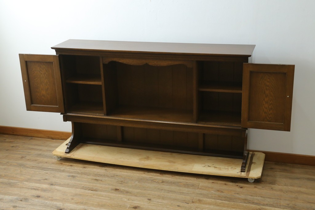 中古　横浜クラシック家具　ノックオンウッド(knockonwood)　ナラ材　両開きの収納扉と飾り棚を備えたウォールキャビネット　(R-091885)