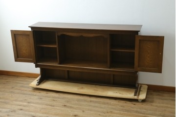 中古　横浜クラシック家具　ノックオンウッド(knockonwood)　ナラ材　両開きの収納扉と飾り棚を備えたウォールキャビネット　(R-091885)