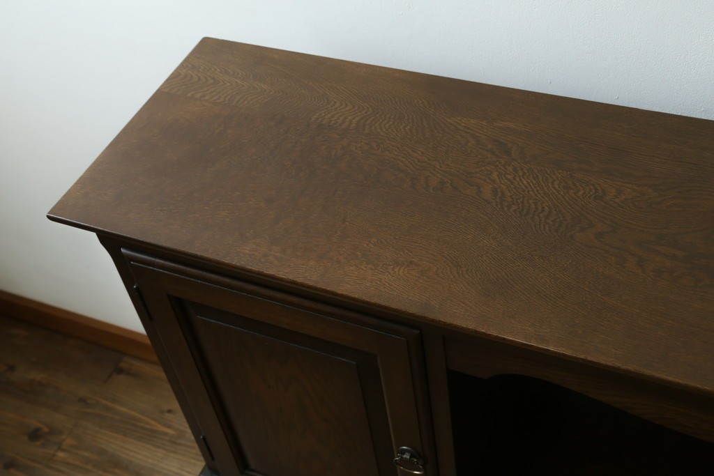 中古　横浜クラシック家具　ノックオンウッド(knockonwood)　ナラ材　両開きの収納扉と飾り棚を備えたウォールキャビネット　(R-091885)