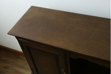中古　横浜クラシック家具　ノックオンウッド(knockonwood)　ナラ材　両開きの収納扉と飾り棚を備えたウォールキャビネット　(R-091885)