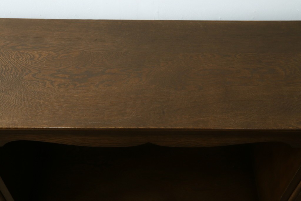 中古　横浜クラシック家具　ノックオンウッド(knockonwood)　ナラ材　両開きの収納扉と飾り棚を備えたウォールキャビネット　(R-091885)