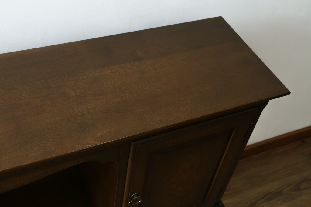 中古　横浜クラシック家具　ノックオンウッド(knockonwood)　ナラ材　両開きの収納扉と飾り棚を備えたウォールキャビネット　(R-091885)