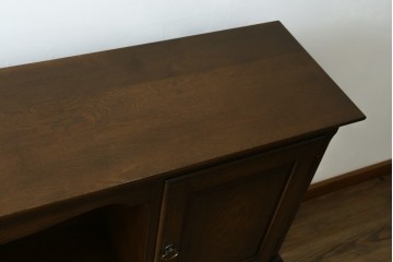 中古　横浜クラシック家具　ノックオンウッド(knockonwood)　ナラ材　両開きの収納扉と飾り棚を備えたウォールキャビネット　(R-091885)