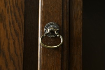 中古　横浜クラシック家具　ノックオンウッド(knockonwood)　ナラ材　両開きの収納扉と飾り棚を備えたウォールキャビネット　(R-091885)