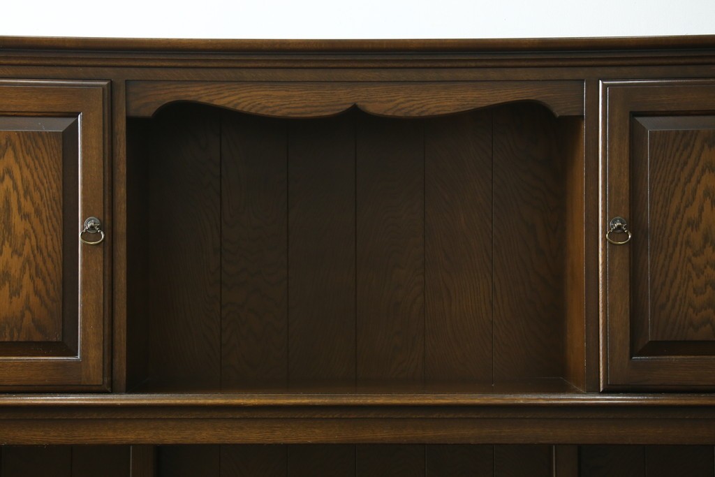 中古　横浜クラシック家具　ノックオンウッド(knockonwood)　ナラ材　両開きの収納扉と飾り棚を備えたウォールキャビネット　(R-091885)