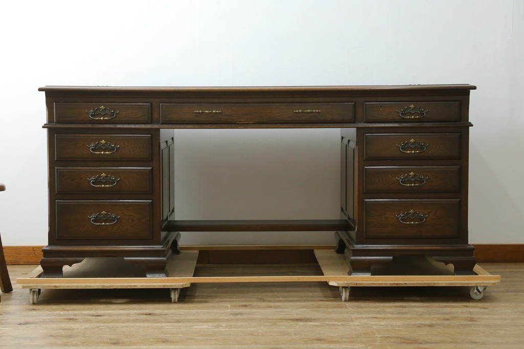 中古　横浜クラシック家具　ノックオンウッド(knockonwood)　ナラ材　クラシカルな金具を備えた重厚なデザインの両袖机　(R-091886)