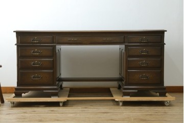 中古　横浜クラシック家具　ノックオンウッド(knockonwood)　ナラ材　クラシカルな金具を備えた重厚なデザインの両袖机　(R-091886)