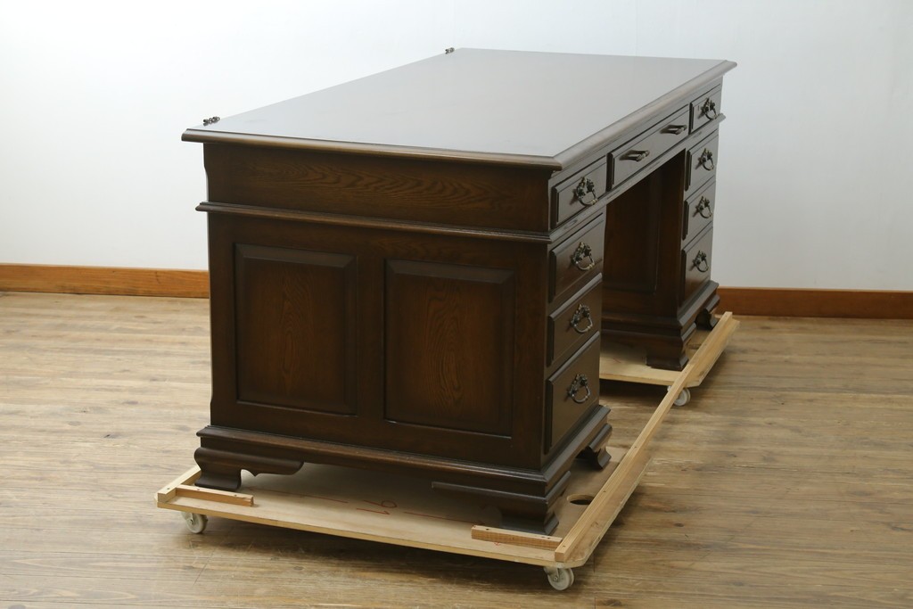 中古　横浜クラシック家具　ノックオンウッド(knockonwood)　ナラ材　クラシカルな金具を備えた重厚なデザインの両袖机　(R-091886)