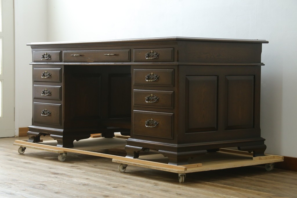 中古　横浜クラシック家具　ノックオンウッド(knockonwood)　ナラ材　クラシカルな金具を備えた重厚なデザインの両袖机　(R-091886)