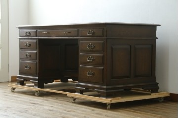 中古　横浜クラシック家具　ノックオンウッド(knockonwood)　ナラ材　クラシカルな金具を備えた重厚なデザインの両袖机　(R-091886)