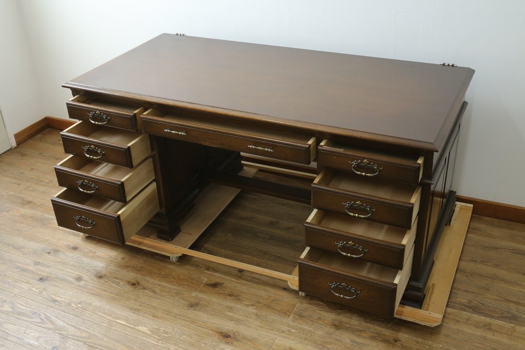 中古　横浜クラシック家具　ノックオンウッド(knockonwood)　ナラ材　クラシカルな金具を備えた重厚なデザインの両袖机　(R-091886)