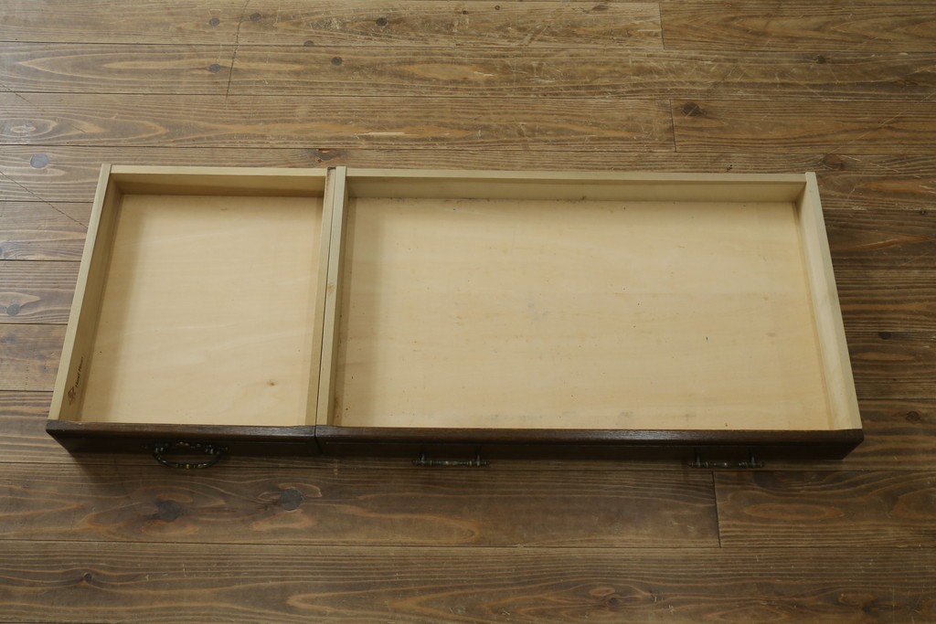 中古　横浜クラシック家具　ノックオンウッド(knockonwood)　ナラ材　クラシカルな金具を備えた重厚なデザインの両袖机　(R-091886)