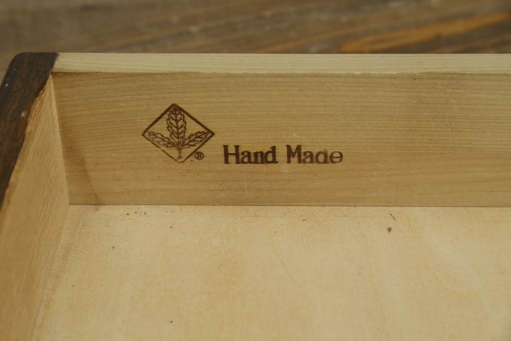 中古　横浜クラシック家具　ノックオンウッド(knockonwood)　ナラ材　クラシカルな金具を備えた重厚なデザインの両袖机　(R-091886)