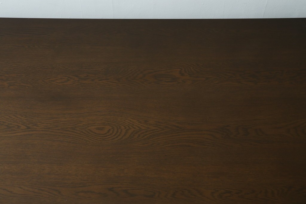 中古　横浜クラシック家具　ノックオンウッド(knockonwood)　ナラ材　クラシカルな金具を備えた重厚なデザインの両袖机　(R-091886)
