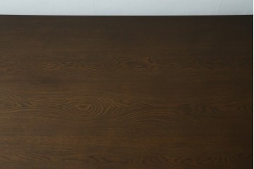 中古　横浜クラシック家具　ノックオンウッド(knockonwood)　ナラ材　クラシカルな金具を備えた重厚なデザインの両袖机　(R-091886)