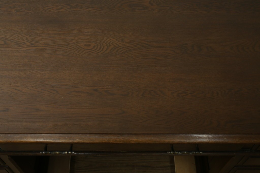 中古　横浜クラシック家具　ノックオンウッド(knockonwood)　ナラ材　クラシカルな金具を備えた重厚なデザインの両袖机　(R-091886)