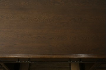 中古　横浜クラシック家具　ノックオンウッド(knockonwood)　ナラ材　クラシカルな金具を備えた重厚なデザインの両袖机　(R-091886)
