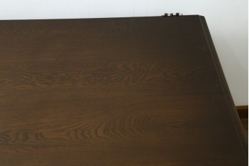 中古　横浜クラシック家具　ノックオンウッド(knockonwood)　ナラ材　クラシカルな金具を備えた重厚なデザインの両袖机　(R-091886)