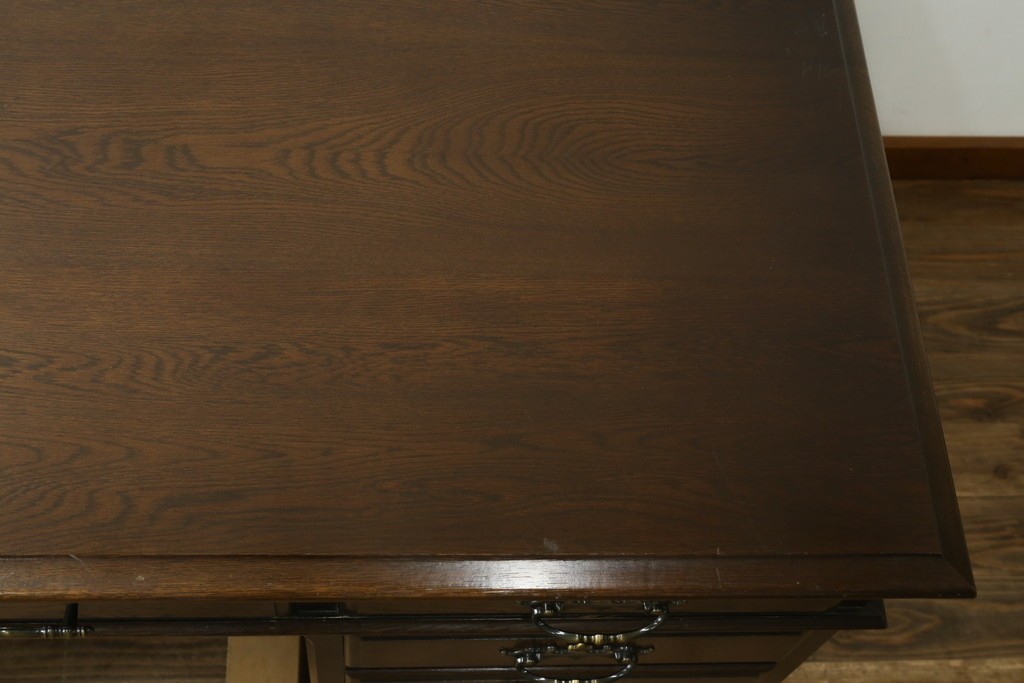 中古　横浜クラシック家具　ノックオンウッド(knockonwood)　ナラ材　クラシカルな金具を備えた重厚なデザインの両袖机　(R-091886)